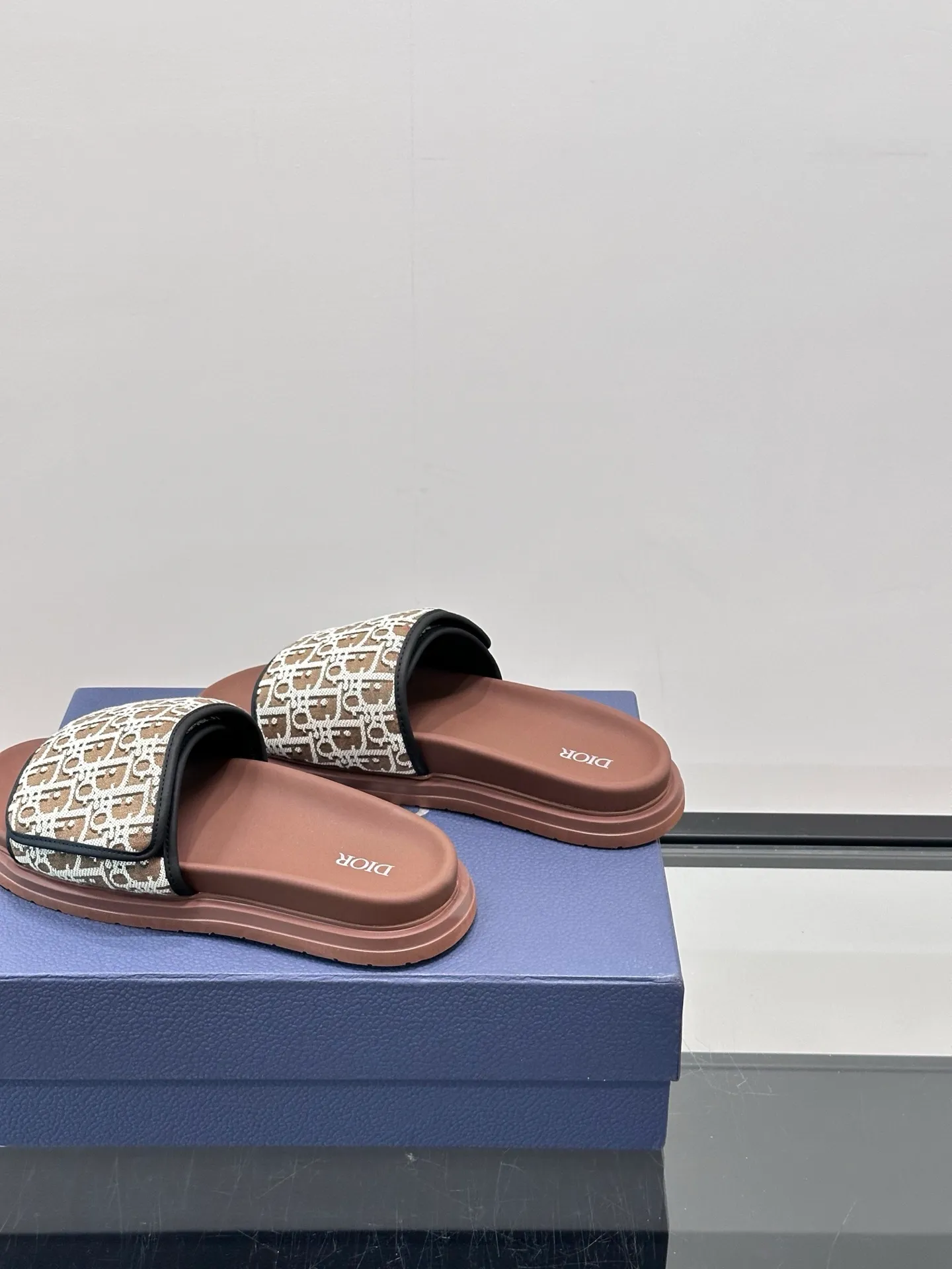Factory price: 280💰𝐂𝐡𝐫𝐢𝐬𝐭𝐢𝐚𝐧 𝐃𝐢𝐨𝐫 Dior's latest popular sandals, classic upgraded Velcro sandals, original replicas, super durable and versatile, very comfortable on the feet, slimming and white, original cowhide leather upper, sheepskin lining Original d hardware buckle Original molded T men's shoes 💰U outsole Size: 38-44 (.45.46 customized)